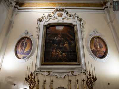 Altra sorpresa. Sulla parete destra si staglia un recente dipinto raffigurante la Presentazione di Cristo al Tempio. 